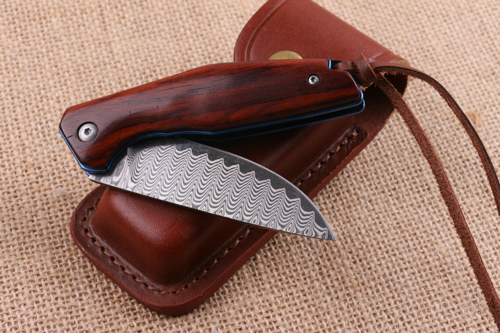 Blue bird Damascus folding knife with Red sandalwood handle UD404497